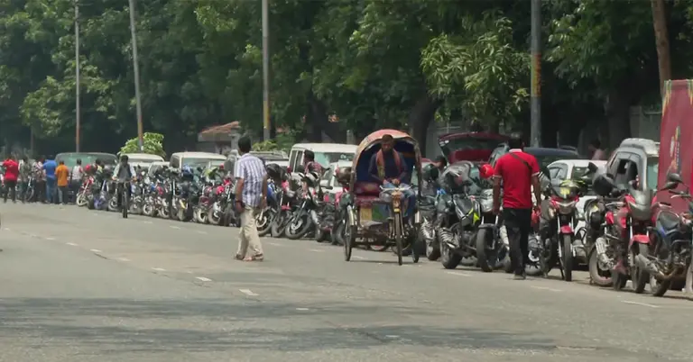 জ্বালানি তেলের জন্য পাম্পে দীর্ঘ লাইন